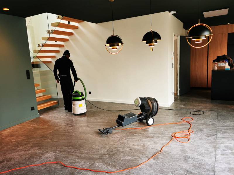 Nettoyage de fin de chantier par une entreprise de nettoyage locale avant livraison d'un entrepôt à Bègles en Gironde